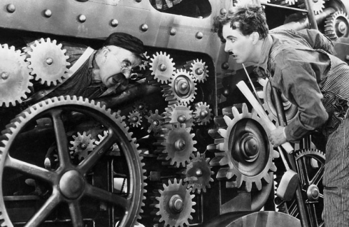 Chaplin'in Modern Zamanlar filminde de insan-makine ilişkisinden sahneler görülebilir